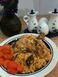 Arroz con pollo e hierbas aromáticas