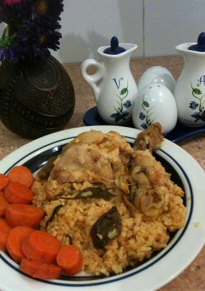 Una foto de Arroz con pollo e hierbas aromáticas