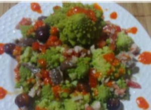 Una foto de Romanesco en ensalada con salsa de pimientos del piquillo