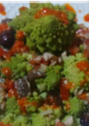 Una foto de Romanesco en ensalada con salsa de pimientos del piquillo