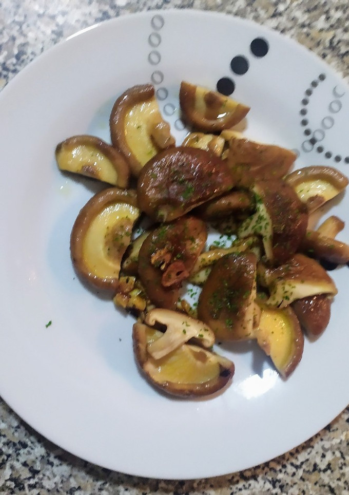 Una foto de Setas shiitake al ajillo
