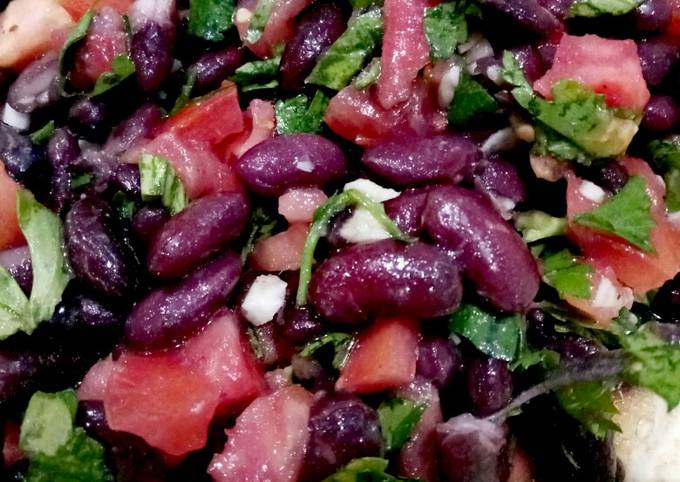 Салат из помидоров с кинзой и фасолью - кулинарный рецепт.
