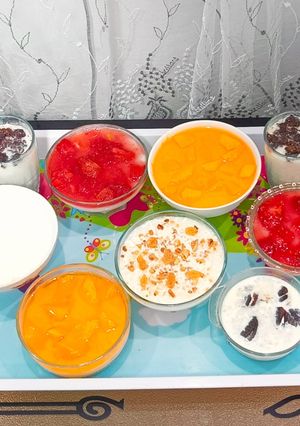 صورة لوصفة أرز باللبن بقطع المانجا وجيلي وصوص الفراولة وقطع بسكويت بوريو