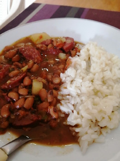 Una foto de Guiso de poroto con chorizos
