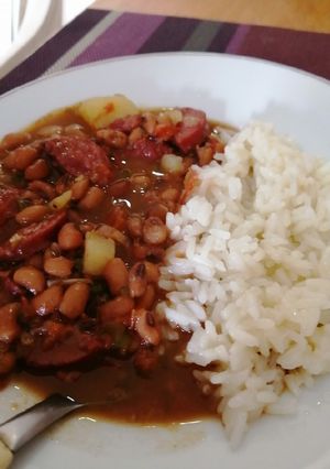 Una foto de Guiso de poroto con chorizos