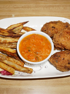 Una foto de ALAS DE POLLO FRITAS, PAPAS ASADAS ALROMERO, SALSA PICANTE