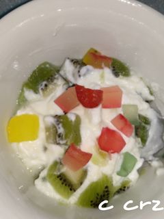 Una foto de Yogurt con frutas escarchadas y kiwi