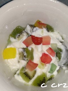 Una foto de Yogurt con frutas escarchadas y kiwi