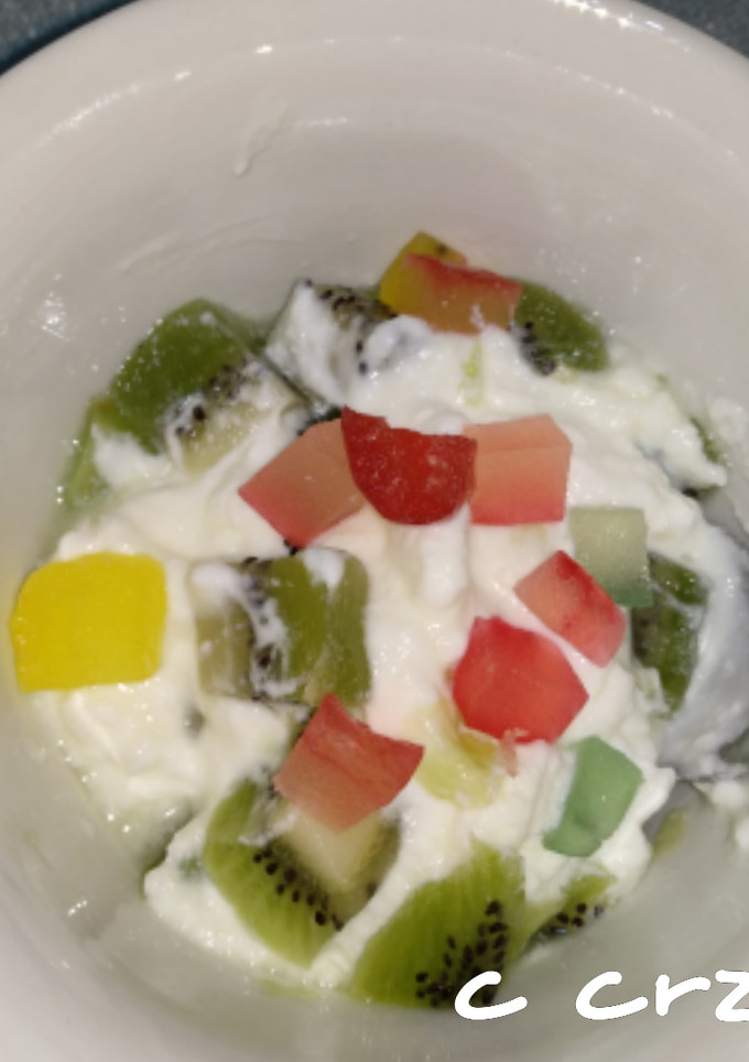 Una foto de Yogurt con frutas escarchadas y kiwi