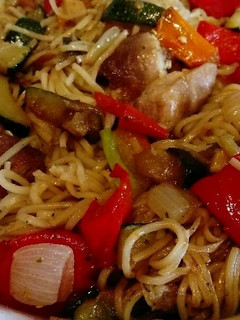 Una foto de Wok de verduras, solomillo y fideos de arroz...ricooo!!