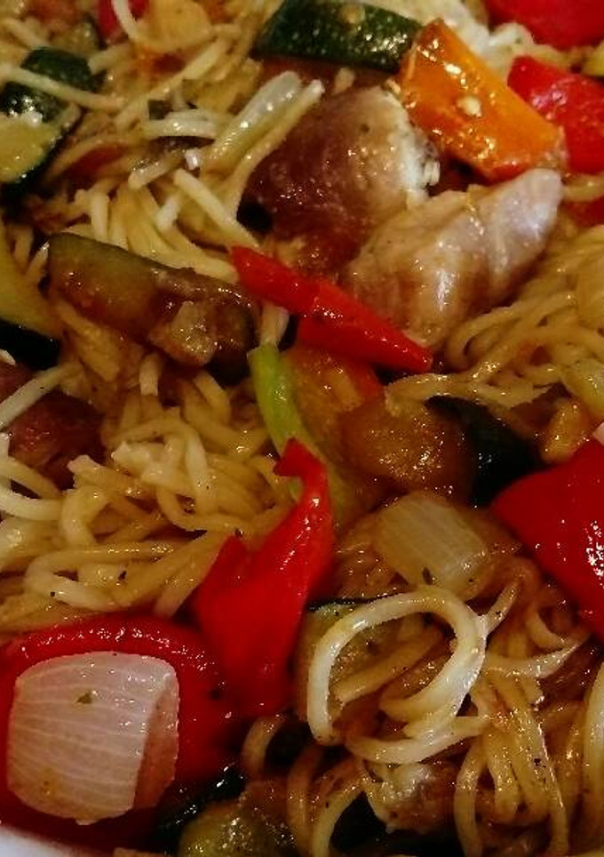 Una foto de Wok de verduras, solomillo y fideos de arroz...ricooo!!