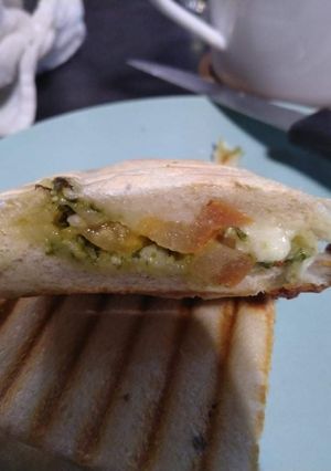 Une photo de Panini pesto tomate