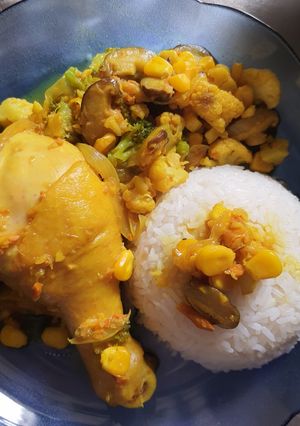 Hình của món Cơm gà nghệ nấu nấm hương.