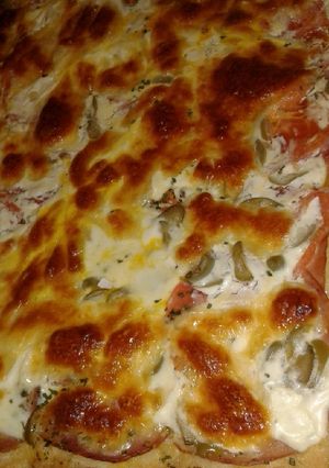 Una foto de Tarta de Lomito Tomate Muzza Huevo y Crema de Leche