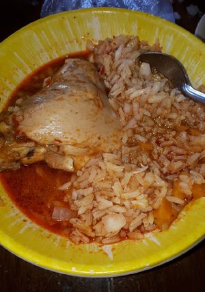 Una foto de Birria de pollo estilo jalisco