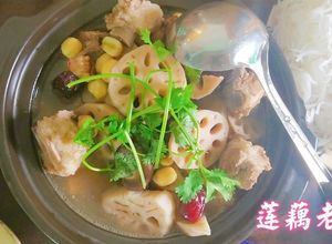 Hình của món Canh sườn hầm hạt sen.