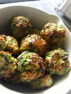 Una foto de Croquetas de brócoli, coliflor y zanahoria al horno 🥕