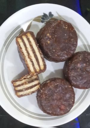 ખજૂર બિસ્કીટ ની કેક (Khajur Biscuit Cake Recipe in Gujarati) રેસીપી મુખ્ય ફોટો