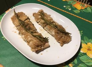 Une photo de Barracuda a l anis,gingembre et romarin frais