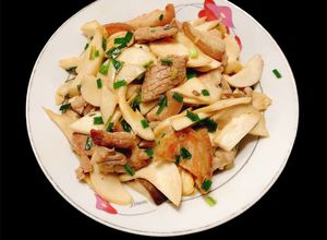 Hình của món Thịt vai xào nấm đùi gà.