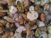 Una foto de ensalada con almejas