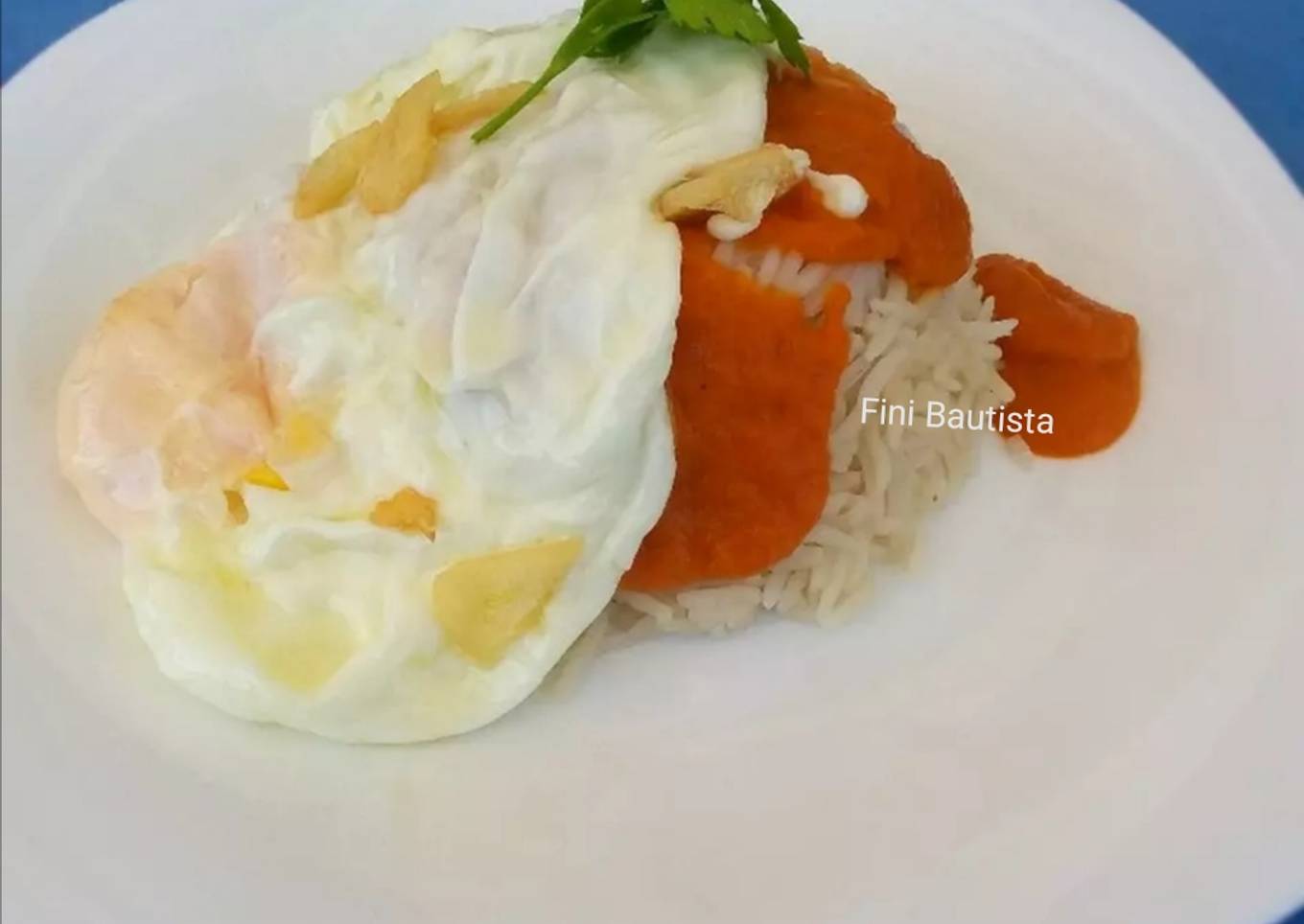 Arroz a la cubana con una salsa especial