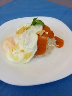 Una foto de Arroz a la cubana con una salsa especial