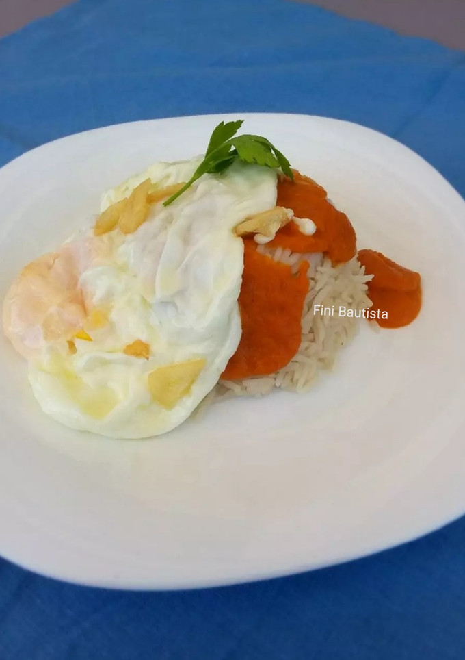 Una foto de Arroz a la cubana con una salsa especial
