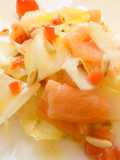 Carpaccio de salmón y endibias con vinagreta de fresas