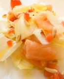 Carpaccio de salmón y endibias con vinagreta de fresas