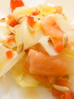 Una foto de Carpaccio de salmón y endibias con vinagreta de fresas