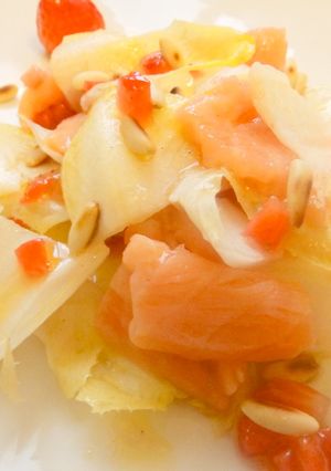 Una foto de Carpaccio de salmón y endibias con vinagreta de fresas