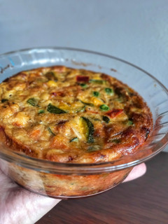Una foto de Soufflé de verduras y queso 🧀🥕🥦🍆🌽🫑🧅