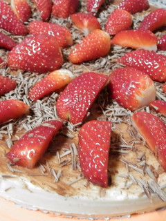 Foto principal de Tarta de chocolate blanco con fresas