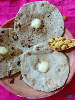 બાજરી ના રોટલા (Bajri Rotla Recipe In Gujarati) રેસીપી મુખ્ય ફોટો