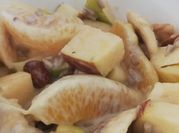 Una foto de macedonia de frutas con leche condensada