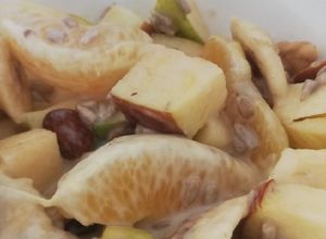 Una foto de Tutifruti o ensalada de frutas con leche condensada