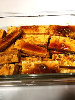 Una foto de Tofu marinado a las hierbas aromáticas bio