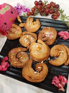 मीठी मठरी(Sweet Mathri recipe in hindi) रेसिपी मुख्य फोटो