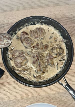 Una foto de Solomillo con salsa de champiñones