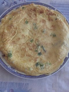 Újhagymás-sajtos palacsintatojás recept fotója