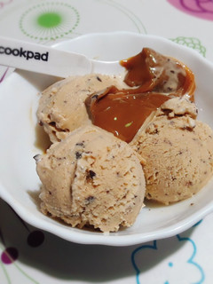 Una foto de Helado de dulce de leche granizado en máquina de hacer helados 🍦