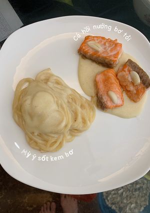 Hình của món Mỳ ý sốt kem và cá hồi nướng.
