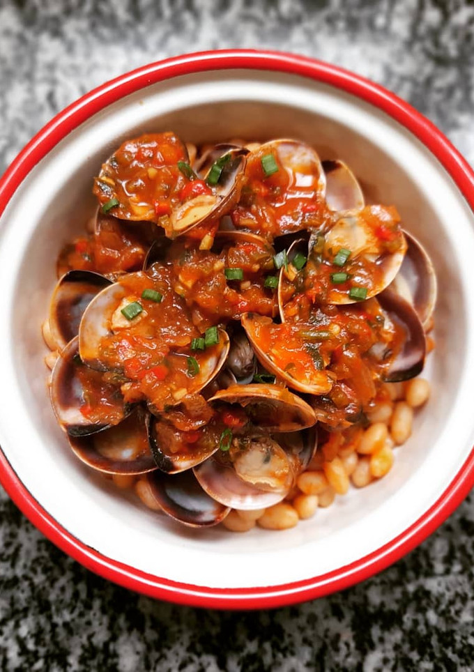 Una foto de Almejas a la marinera picante con fessolets