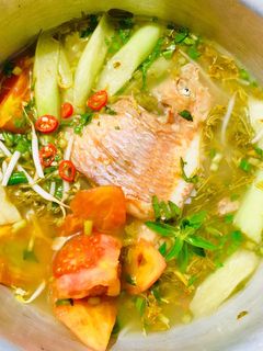 Hình của món Canh chua cá điêu hồng nấu lá me non.