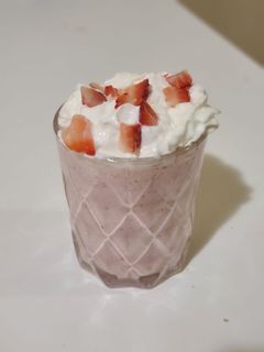 સ્ટ્રોબેરી મિલ્ક શેક (Strawberry Milk Shake Recipe In Gujarati) રેસીપી મુખ્ય ફોટો