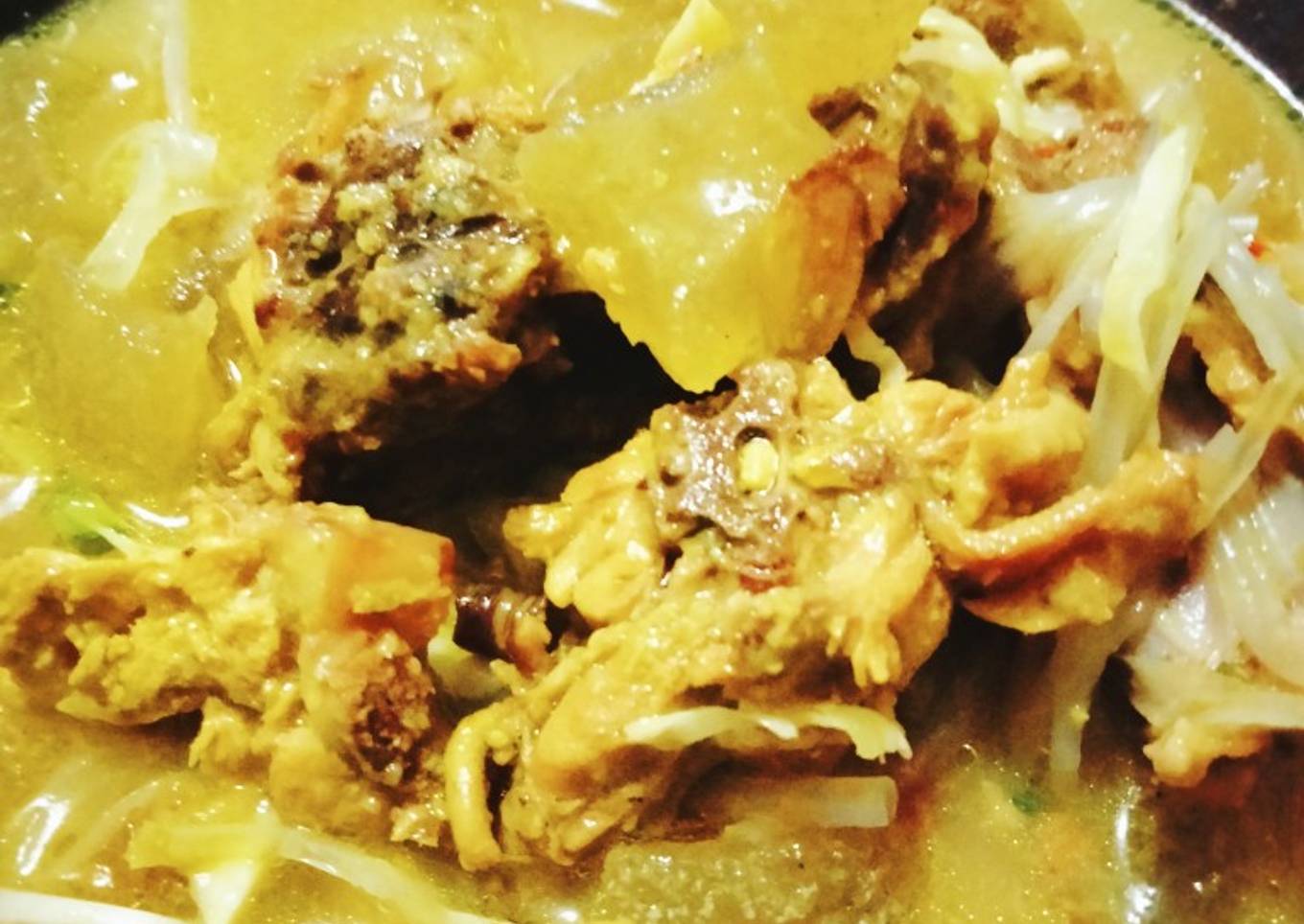 Soto ayam dan kikil sapi kuah kuning