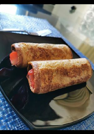 Una foto de Rollitos de fresa y queso para desayunar