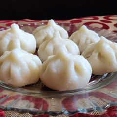 A picture of रव्याचे उकडीचे मोदक.