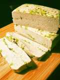 Delicioso dulce árabe Halawa: Turrón blando de sésamo y pistachos